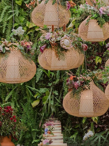 <span class=keywords><strong>Suspension</strong></span> artisanale en fil de fer et <span class=keywords><strong>tissu</strong></span> de soie avec arrangement floral artificiel réaliste pour la décoration de plafond de restaurant - Product Image 2