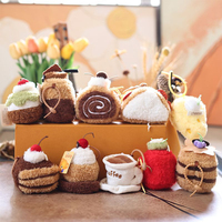 Porte-clés en peluche de noix de coco personnalisé en gros, en coton PP, doux, mignon, amusant, design de gâteau d'anniversaire, fête