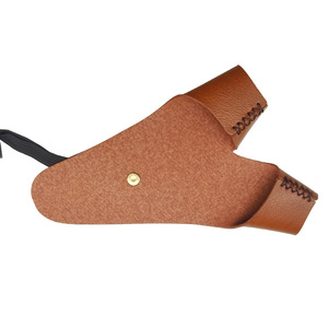 Protector de mano de cuero para tiro con arco, color marrón y negro, protección unisex para tiro con arco tradicional y recurvo con diseño antideslizante - Product Image 1