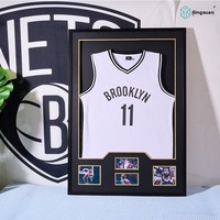 Marco de Exhibición para Camisetas, Caja de Madera Negra con Borde Dorado Espejo, Impresión Digital a Todo Color, 3 Aberturas para Fotos, Placa con Nombre, Deportes