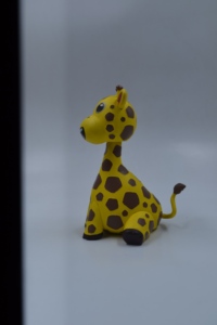 La girafe bobblehead est un animal mignon et ludique, parfait pour votre tableau de bord de voiture, votre bureau ou la décoration de votre maison. - Product Image 3