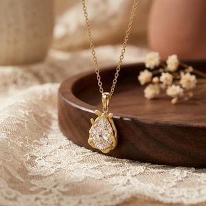 Collar con Colgante <span class=keywords><strong>de</strong></span> Moissanita en Forma <span class=keywords><strong>de</strong></span> Pera <span class=keywords><strong>de</strong></span> 6 Quilates con Acabado Cepillado, Cadena <span class=keywords><strong>de</strong></span> Plata S925 Chapada en <span class=keywords><strong>Oro</strong></span> <span class=keywords><strong>de</strong></span> 14K para Mujer, Compromiso - Product Image 2