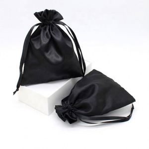 Sac à cordon en satin noir doux avec logo imprimé personnalisé, sac à perruque en satin, sac anti-poussière - Product Image 1