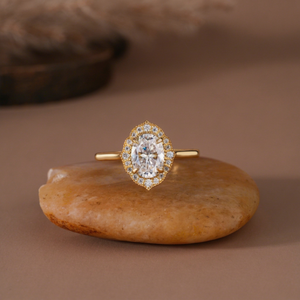 Bague de fiançailles vintage en or massif avec halo de diamants ovales de 1,50 ct cultivés en laboratoire, style milgrain, bijoux fins KRUP JEWELS KJR 56 IGI - Product Image 1
