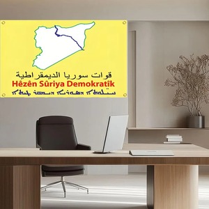 דגל פוליאסטר של הכוחות הדמוקרטיים הסורגים עם 4 טבעות לתלייה קלה - מושלם לקישוט קיר במעונות, במערת גברים או כטפטוף. - Product Image 4