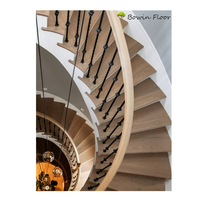 Escalier en bois de chêne rond en spirale, couleur claire