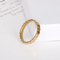 Bague en acier inoxydable en titane motif écaille de poisson et nid d'abeille au design épuré