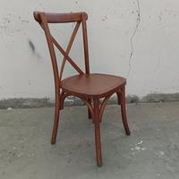 Chaise à dossier croisé en bois massif marron, durable et économique, idéale pour les locations événementielles en Malaisie – Offre Spéciale