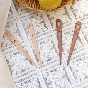 Outil de crochet en bois massif fait main avec <span class=keywords><strong>navette</strong></span> et aiguille à tricoter à gros chas pour débutants - Product Image 1