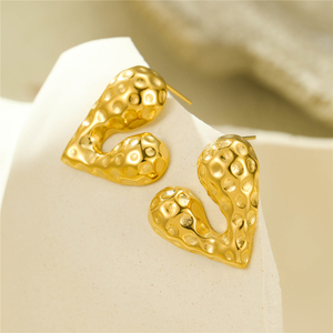 Boucles d'oreilles clous en forme de cœur martelé plaqué or 18 carats en acier inoxydable, hypoallergéniques et étanches, idéales comme cadeau - Product Image 1
