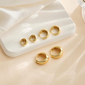 <span class=keywords><strong>Orecchini</strong></span> a Cerchio Huggie in 3 Misure, Placcati in Oro 18K, Gioielli per Orecchie, Regalo per la <span class=keywords><strong>Mamma</strong></span>, Regalo per Damigelle, Regalo per la <span class=keywords><strong>Festa</strong></span> <span class=keywords><strong>della</strong></span> <span class=keywords><strong>Mamma</strong></span> - Product Image 3