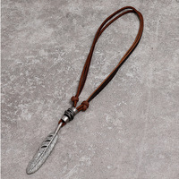 Nouveautés Collier chaîne en cuir vintage à double cercle avec pendentif tête de mort en cuir première couche
