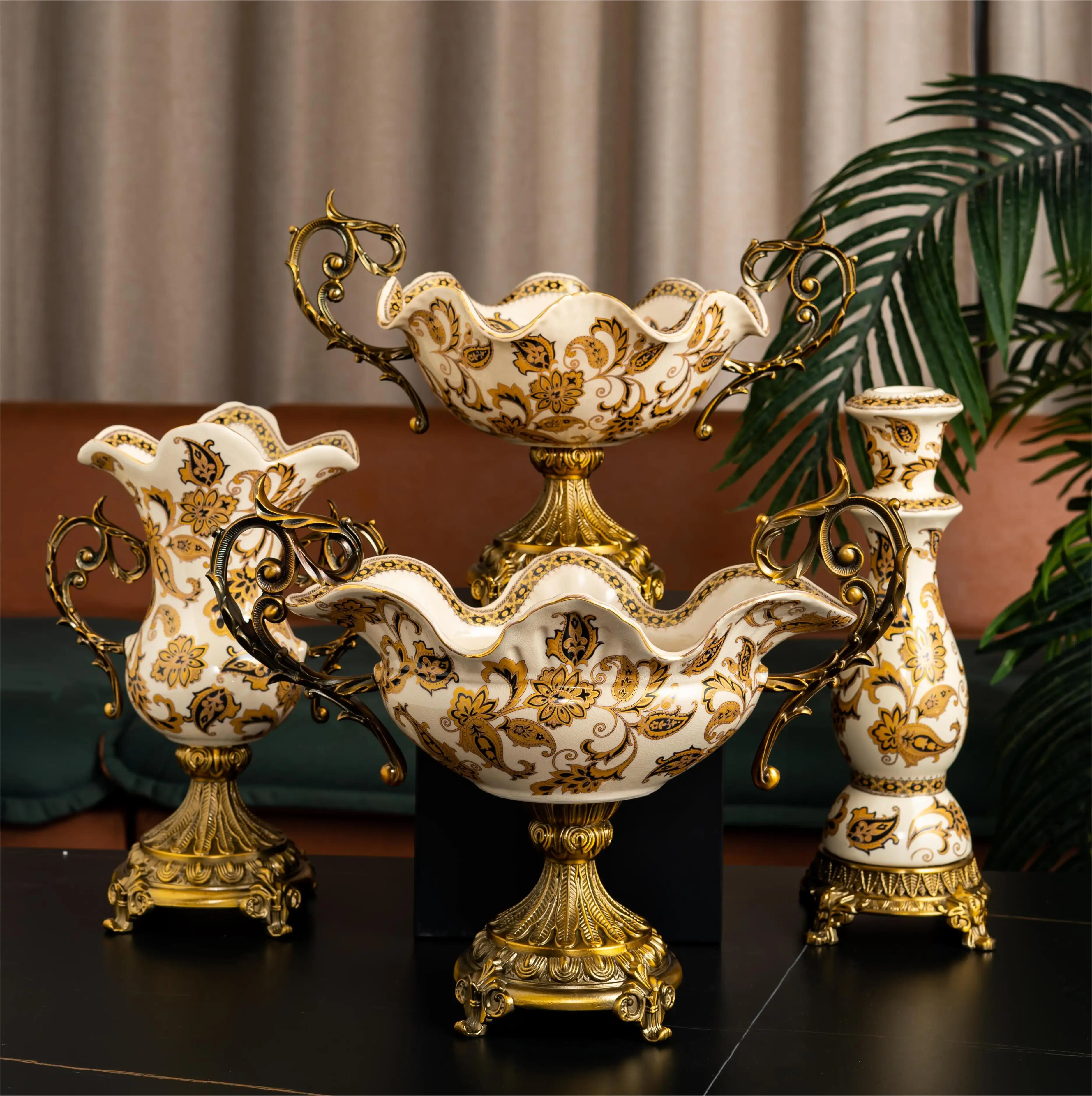 Alta qualidade personalizado europeu antigo luxo latão base vaso lidar uzbek hotel home decoração frasco cerâmico com tampa