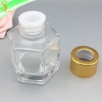 Vente en gros de 50ml de bouteille de diffuseur de roseau en verre hexaèdre vide avec bouchon à vis en or bouchon en plastique d'étanchéité en liège