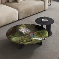 Table basse ronde en marbre noir de luxe, profil bas, pieds en métal noir en forme d'arc, sur mesure pour salon