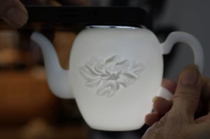 Tetera de Porcelana Blanca Hecha a Mano con Relieve Floral, Colección de Té Chino de Lujo - Product Image 2