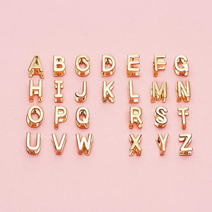 Vente en gros de boucles d'oreilles simples en argent sterling S925, style tendance, brillantes, avec initiales, 26 lettres - Product Image 2