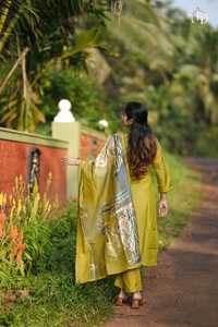 Conjunto Kurti de algodón indio y pakistaní con Salwar y Dupatta Ropa informal cómoda para mujeres disponible a un precio asequible - Product Image 6