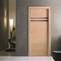 Portes classiques en bois massif pour maisons de style vintage avec moulures complexes et inserts en vitrail reflétant la beauté du vieux monde