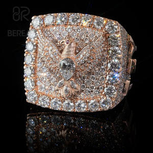 แหวนรูปนกอินทรีสไตล์ฮิปฮอปประดับเพชร VVS ผลิตในห้องแล็บสำหรับผู้ชาย ได้รับการรับรองจาก IGI เพชรทรงลูกแพร์ CVD เพชรเลี้ยงในห้องแล็บ ประดับเพชรเต็มวง แหวนตัวอักษร เครื่องประดับ - Product Image 2