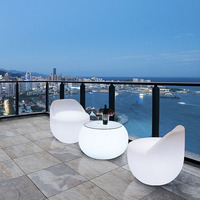 Table et chaises lumineuses étanches et résistantes aux UV LED pour meubles de bar et cocktails rechargeables solaires