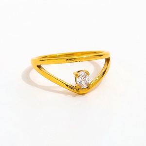 Anillo de Eternidad de Acero Inoxidable de Alta Gama con 3 Circonitas, Bañado en Oro de 18K, Diseño Abstracto Irregular con Engaste de Bisel, Regalo de Moda - Product Image 1