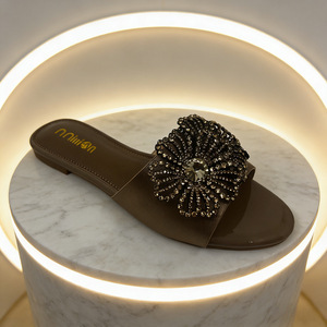 Pantoufles d'été confortables à bout rond - Style à enfiler à talon unique. Belles et confortables pantoufles à motif de fleurs en diamant. - Product Image 4