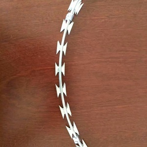 גדר תיל קרוס עמיד וחזק במיוחד מגולוון בחום בצבע כסף, אבטחה מקסימלית נגד טיפוס - Product Image 1