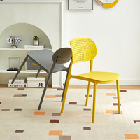 Chaise de salle à manger empilable en plastique avec dossier perforé, assise moulée en PP pour restaurant, événement, mobilier domestique, vente en gros