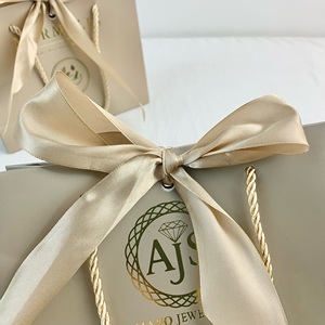 <span class=keywords><strong>Bolsas</strong></span> <span class=keywords><strong>de</strong></span> <span class=keywords><strong>Papel</strong></span> para Regalo con Logotipo Personalizado, <span class=keywords><strong>Bolsas</strong></span> <span class=keywords><strong>de</strong></span> Compras <span class=keywords><strong>de</strong></span> <span class=keywords><strong>Lujo</strong></span> para Ropa, con Asas <span class=keywords><strong>de</strong></span> Listón - Product Image 4