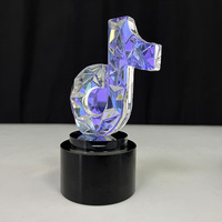 Trophées en cristal de forme TikTok de couleur arc-en-ciel, fabricant en gros, trophée de récompense en cristal personnalisé MH-NJ0796