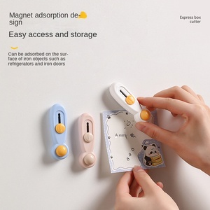 سكين مغناطيسي صغير محمول متعدد الوظائف سكين فنية صغيرة لتفريغ الحزم السريعة فاتح رسائل شفط مغناطيسي - Product Image 1