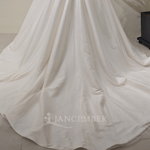 Vestido de Novia Clásico Moderno LY146 con Cuello Barco, Volantes, Color Marfil, con Encaje, Flores de Cristal y Cola Larga Tipo Capilla - Product Image 5