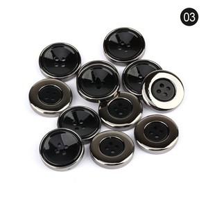 2025 Hot Bán nhựa cạnh màu đen 4 lỗ phù hợp với nút Chất lượng cao sang trọng Áo gió nút may mặc - Product Image 6