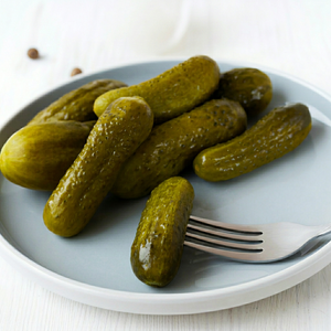 Concombres entiers marinés en saumure, saveur aigre, légumes en conserve, qualité export, OEM, marque privée - Product Image 1
