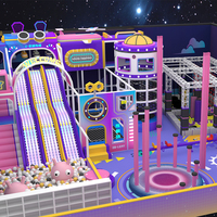 Centre de jeux intérieur pour enfants avec projecteur interactif, trampoline et aire de jeux designée sur mesure.