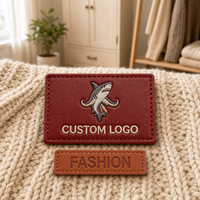 Étiquette en PU gaufrée rétro autocollante de haute qualité, personnalisable, sérigraphiée sur cuir, pour sacs, chaussures, vêtements, rouleau privé