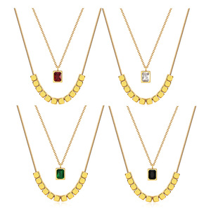 Ensemble de colliers ras-du-cou tendance avec chaîne dorée, pendentif carré géométrique et sertissage clos de diamants rouges, verts, noirs et blancs, pour usage quotidien et de soirée - Product Image 1