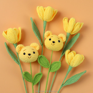 Orsetto di peluche fatto a mano all'uncinetto con adorabile bouquet di tulipani gialli, bouquet decorativo per Capodanno, bouquet da fiorista - Product Image 2