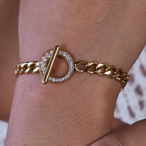 Pulsera de cadena de acero inoxidable con baño de oro de 18K y cristales engastados con cierre de barra en T para mujer. - Product Image 4