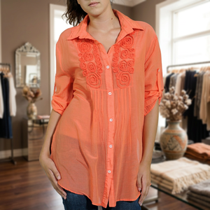 Blusa Túnica de Gasa Color Durazno para Mujer, Marca PNM Overseas, con Mangas Enrollables y Botones, Diseño Moderno - Product Image 3