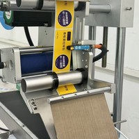 Machine d'étiquetage de table plate automatique avec convoyeur, écran tactile PLC, applicateur d'étiquettes pour emballage de cartons et sachets