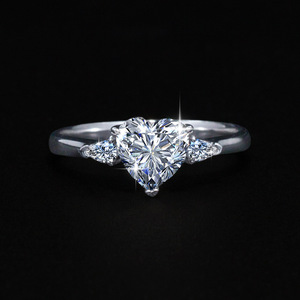 Bague de fiançailles pour femme SHOREA en argent sterling 925 plaqué platine ; En stock ; Style cathédrale, trois pierres, cœur unique en moissanite - Product Image 3