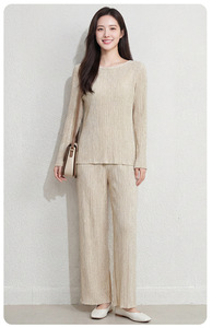 Conjunto Elegante de Dos Piezas con Pliegues, Top de Manga Larga con Textura, Pantalones Anchos, Estilo Coreano, Ecológico - Product Image 4