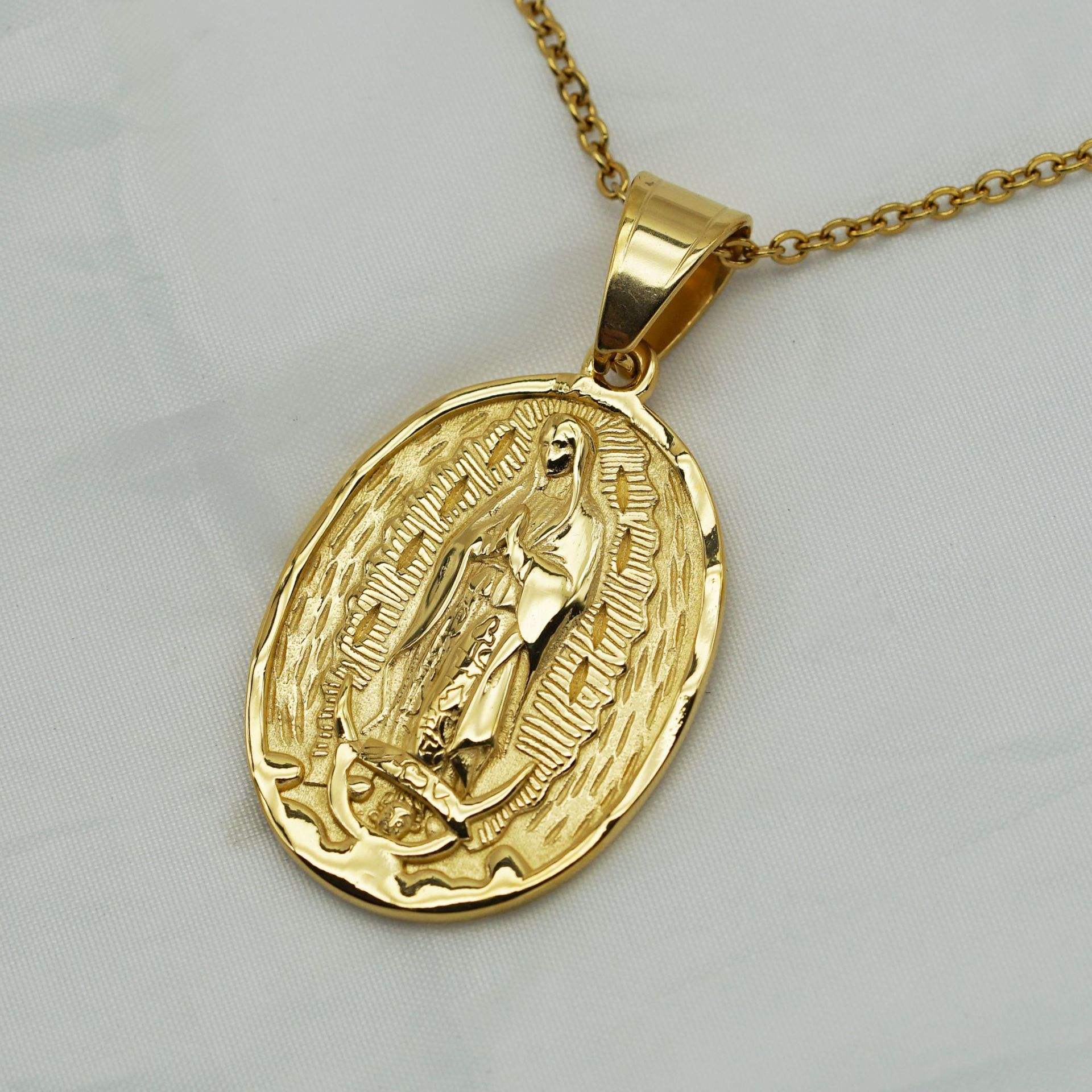 จี้เดี่ยวสีทองไม่มีโซ่