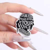 Broche émaillée vintage avec citation célèbre : 'Parle de tout ce que tu as en toi, même si ta voix tremble'. Thème : Féminisme, Puissance des femmes. Bijou cadeau pour amis.