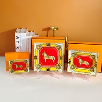 Cendrier en céramique rouge classique de bureau, grand format, à 4 fentes, motif cheval, durable, avec emballage cadeau pour la décoration intérieure