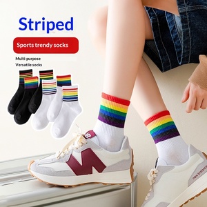 Chaussettes rayées pour femmes, style populaire Rainbow Sports, pour assortir aux baskets - Product Image 4
