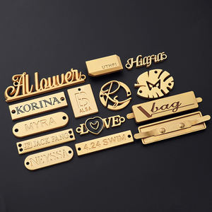 Logotipo de marca personalizado Etiqueta de ropa Etiqueta de nombre de metal para bolsos Abaya Bufanda Hijab Zapatos Rectángulo dorado Patrones cuadrados Forma de rollo - Product Image 4