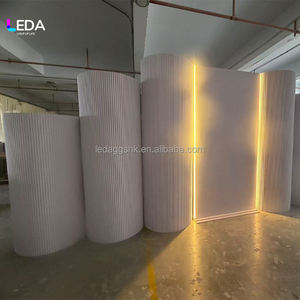 ฉากหลังงานแต่งงานขนาดใหญ่ LEDA แผงอะคริลิคทรงกระบอกสีขาว ฉากหลัง PVC รูปโค้งพร้อมแถบไฟวอร์มไลท์ - Product Image 4